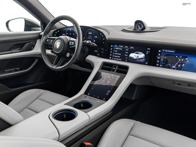 https://cdn-dk.caraffinity.it/dealer/datafiles/vehicle/images/800/1334/LyxXYdkq9K1AVGA5.jpeg?opacity=0&size=100&position=BOTTOM_CENTER&border=0&watermark=%2Fdealer%2Fdatafiles%2Fvehicle%2Fimages%2Fwatermark%2F1334%2F0cdce9f1-3b9c-4b85-88e2-fd43543cd032.png