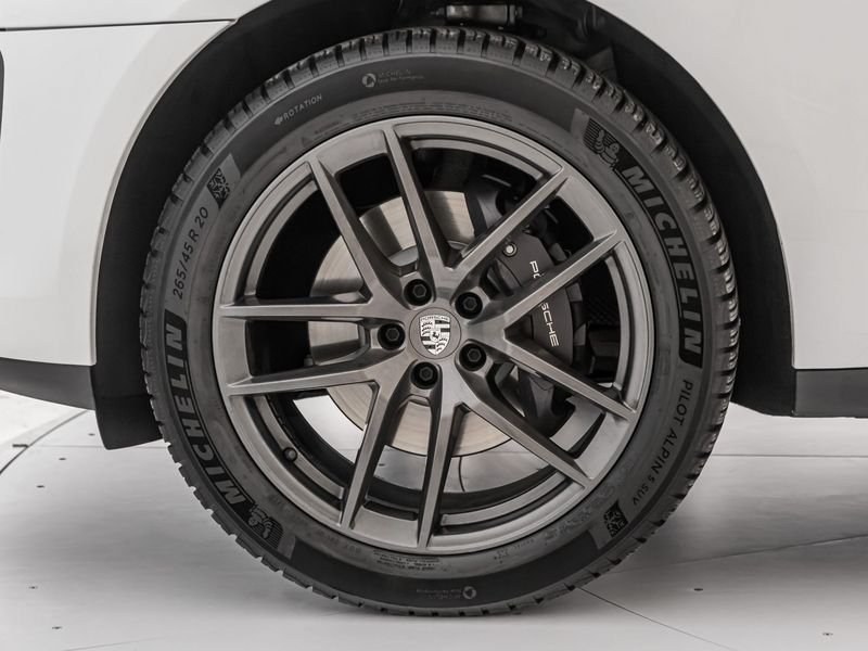 https://cdn-dk.caraffinity.it/dealer/datafiles/vehicle/images/800/1334/MkT4fXa85ZUsmzBI.jpeg?opacity=0&size=100&position=BOTTOM_CENTER&border=0&watermark=%2Fdealer%2Fdatafiles%2Fvehicle%2Fimages%2Fwatermark%2F1334%2F0cdce9f1-3b9c-4b85-88e2-fd43543cd032.png