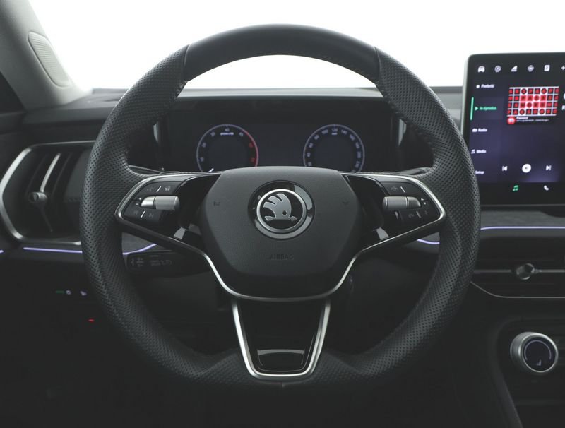 https://cdn-dk.caraffinity.it/dealer/datafiles/vehicle/images/800/1334/euHgESrJkUt83PcO.jpeg?opacity=0&size=100&position=BOTTOM_CENTER&border=0&watermark=%2Fdealer%2Fdatafiles%2Fvehicle%2Fimages%2Fwatermark%2F1334%2F0cdce9f1-3b9c-4b85-88e2-fd43543cd032.png
