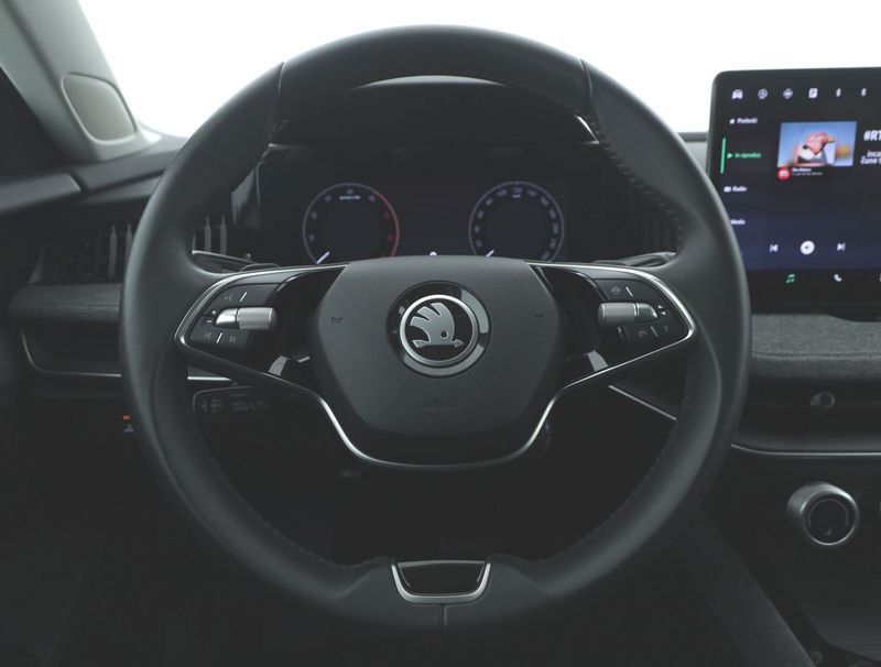 https://cdn-dk.caraffinity.it/dealer/datafiles/vehicle/images/800/1334/hU0qpXl4SgYIx7ft.jpeg?opacity=0&size=100&position=BOTTOM_CENTER&border=0&watermark=%2Fdealer%2Fdatafiles%2Fvehicle%2Fimages%2Fwatermark%2F1334%2F0cdce9f1-3b9c-4b85-88e2-fd43543cd032.png