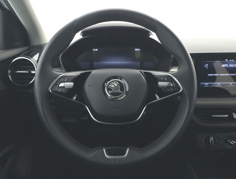 https://cdn-dk.caraffinity.it/dealer/datafiles/vehicle/images/800/1334/oCg5h3jivqC1aZkc.jpeg?opacity=0&size=100&position=BOTTOM_CENTER&border=0&watermark=%2Fdealer%2Fdatafiles%2Fvehicle%2Fimages%2Fwatermark%2F1334%2F0cdce9f1-3b9c-4b85-88e2-fd43543cd032.png