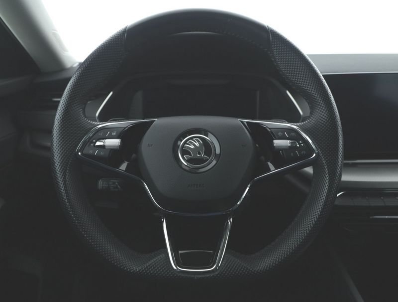https://cdn-dk.caraffinity.it/dealer/datafiles/vehicle/images/800/1334/oi0nfUxVWDNkN6XZ.jpeg?opacity=0&size=100&position=BOTTOM_CENTER&border=0&watermark=%2Fdealer%2Fdatafiles%2Fvehicle%2Fimages%2Fwatermark%2F1334%2F0cdce9f1-3b9c-4b85-88e2-fd43543cd032.png