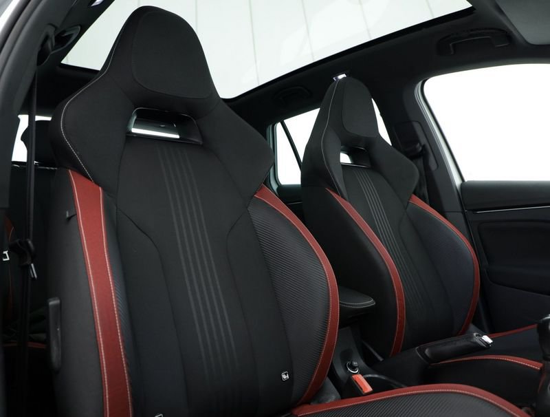 https://cdn-dk.caraffinity.it/dealer/datafiles/vehicle/images/800/1334/sxcmcUhsyDM9rd93.jpeg?opacity=0&size=100&position=BOTTOM_CENTER&border=0&watermark=%2Fdealer%2Fdatafiles%2Fvehicle%2Fimages%2Fwatermark%2F1334%2F0cdce9f1-3b9c-4b85-88e2-fd43543cd032.png