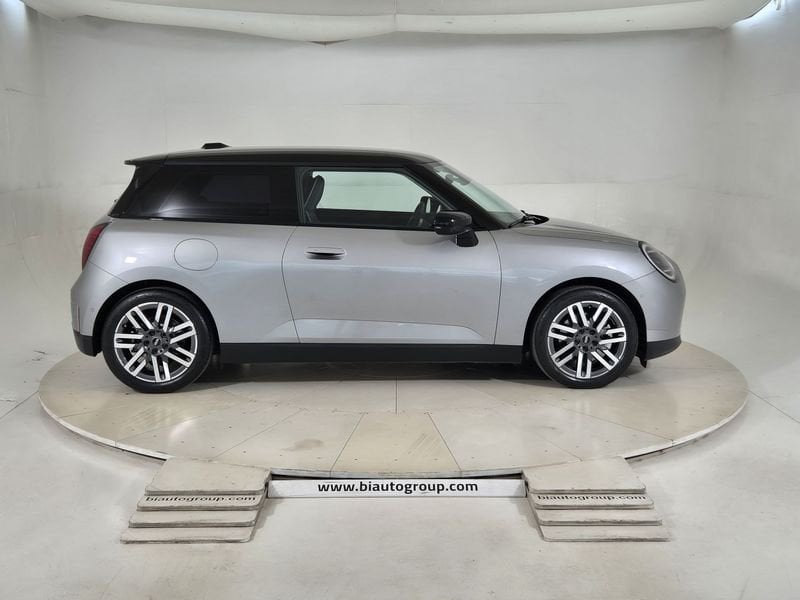 https://cdn-dk.caraffinity.it/dealer/datafiles/vehicle/images/800/1452/RmkrOaIBfd1S1BRc.jpg