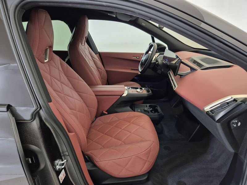 https://cdn-dk.caraffinity.it/dealer/datafiles/vehicle/images/800/1452/s0l8h0fnnm9kEVtV.jpg