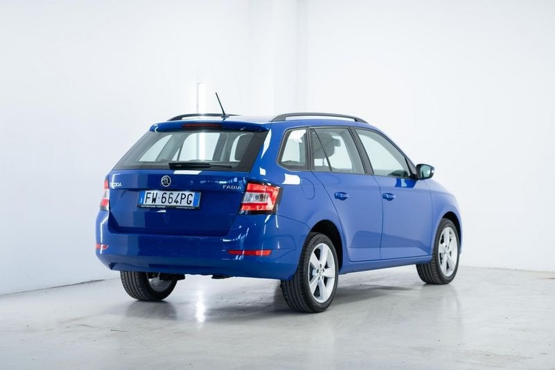 https://cdn-dk.caraffinity.it/dealer/datafiles/vehicle/images/800/32881/5xRUKbnsKYn6rrI4.jpg