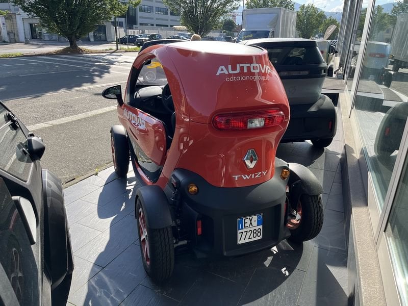https://cdn-dk.caraffinity.it/dealer/datafiles/vehicle/images/800/32881/KUnct9WbhGeWs5PA.jpg