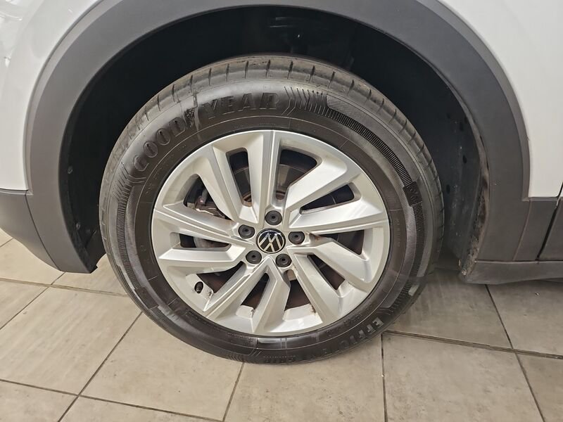 https://cdn-dk.caraffinity.it/dealer/datafiles/vehicle/images/800/34532/3EiuS3zH8UGWVuew.jpg?opacity=20&size=16&position=TOP_LEFT&border=8&watermark=%2Fdealer%2Fdatafiles%2Fvehicle%2Fimages%2Fwatermark%2F34532%2F716c528d-f67b-4feb-9b17-395e3ff9cab9.png