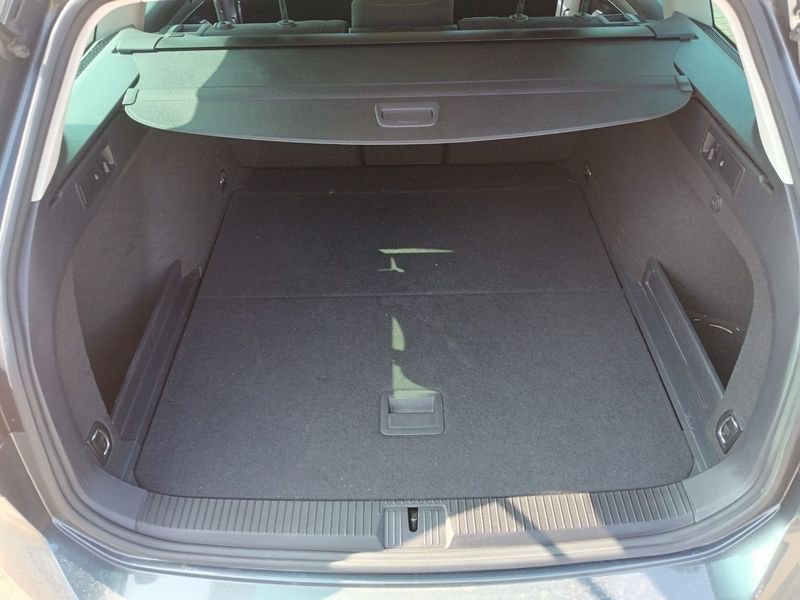 https://cdn-dk.caraffinity.it/dealer/datafiles/vehicle/images/800/780/ckLnPQLNm086GTRi.jpeg