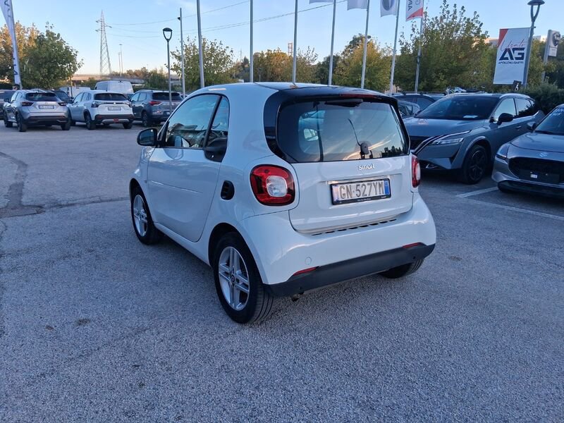 https://cdn-dk.caraffinity.it/dealer/datafiles/vehicle/images/800/967/yaxJDp8ywCFJmru9.jpg?opacity=0&size=20&position=TOP_RIGHT&border=8&watermark=%2Fdealer%2Fdatafiles%2Fvehicle%2Fimages%2Fwatermark%2F967%2Fc508bea0-816d-49ea-a20c-ad89ecd61836.png